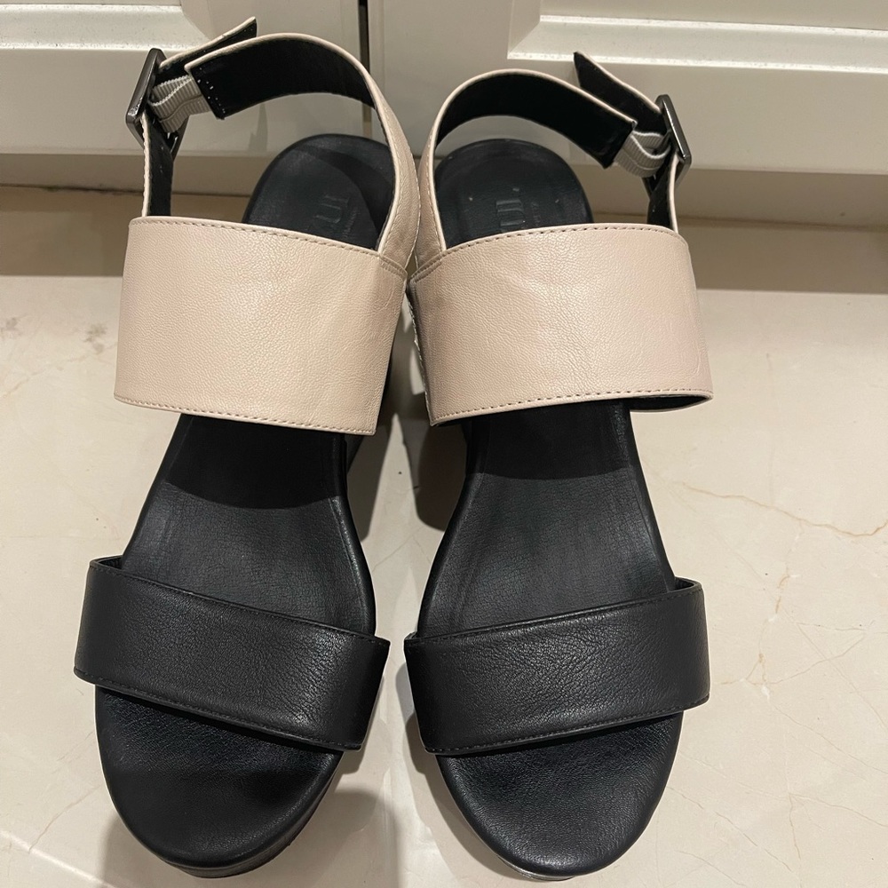 AZUL Platform Wedge Sandles in size L